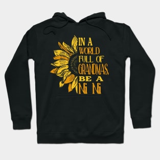 Sunflower- In the world full of Grandmas, be Ni Ni T-Shirt T-Shirt T-Shirt Hoodie